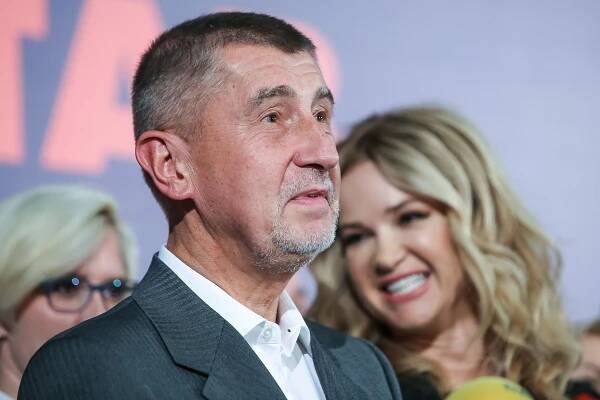 Obrazem: Tadááá, díky moc! Oslavy ANO korunoval Babišův polibek jeho virtuálního já