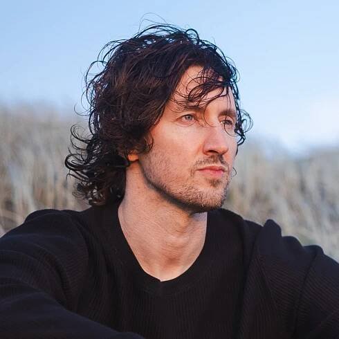 Poslechněte si interpreta Dean Lewis, sledujte hudební videa, přečtěte si životopis, podívejte se na data turné a další informace.
