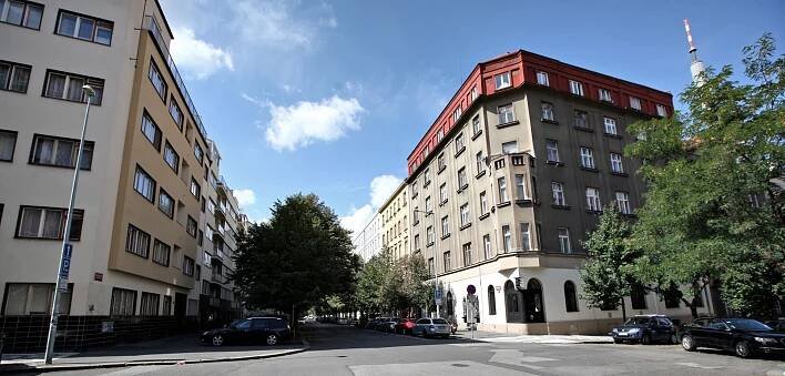 Praha nastěhovala do soukromých bytů už 12 rodin. Kvůli krizi bydlení řeší i Airbnb
