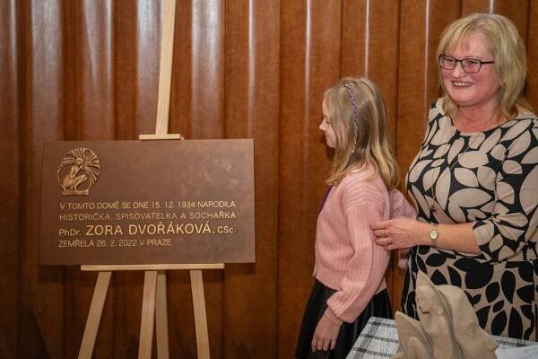 Kladno si připomnělo Zoru Dvořákovou. Pamětní deska bude zdobit její rodný dům