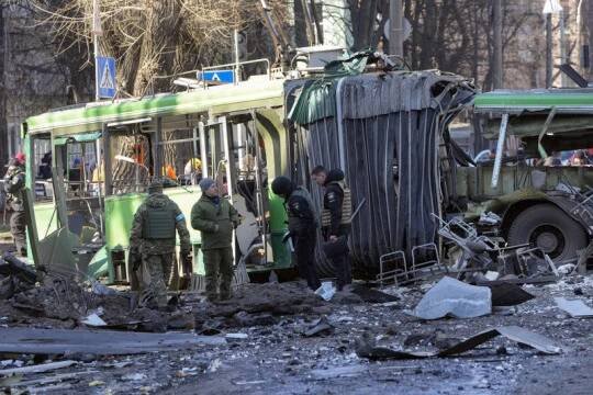 SHRNUTÍ: EU přijala čtvrtý balík sankcí, Kyjev a Moskva dál jednají