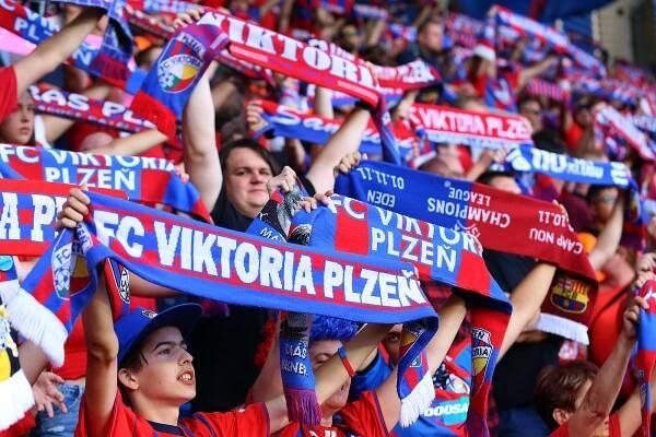 Fanoušci plzeňské Viktorie při utkání se Šeriffem Tiraspol.