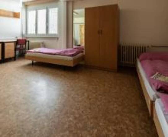 Koleje hlásí plno, studenti v Pardubicích a Hradci bojují o každý pokoj