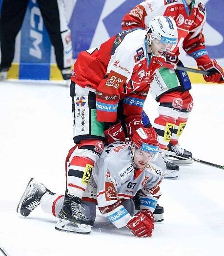 Hokejové utkání Tipsport extraligy HC Dynamo Pardubice (v červeném) vs. Mountfield Hradec Králové.