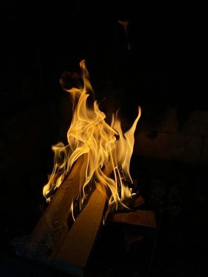 Základová fotografie na téma blikající, černé pozadí, detail, dřevo, energie, extrémní teplo, hoření, hořet, horko, intenzivní
