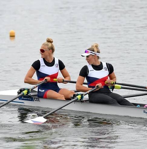 Kristýna Fleissnerová (vpředu) s Lenkou Antošovou na veslařském světovém poháru v Lucernu, kde obsadily 4. místo.  
