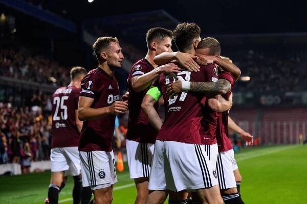 „Pepřový sprej do očí i dětem.“ Zásah těžkooděnců proti sparťanům vyvolal vlnu nevole - CZ24.NEWS