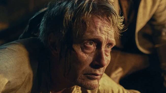 Mikkelsen bojuje o přežití v novém drsném thrilleru natáčeném v Česku. Film najdete online