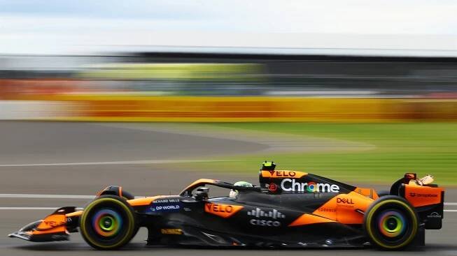 Druhý trénink v Silverstonu ovládali jezdci McLarenu. Na čele zůstal Lando Norris