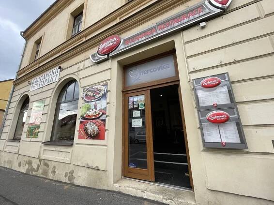 Bulharské menu pro dva: marinovaná vepřová krkovice na meči, baklava, káva nebo čaj i víno