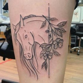 30 nejlepších nápadů na design tetování koní (aktualizace z roku 2021)