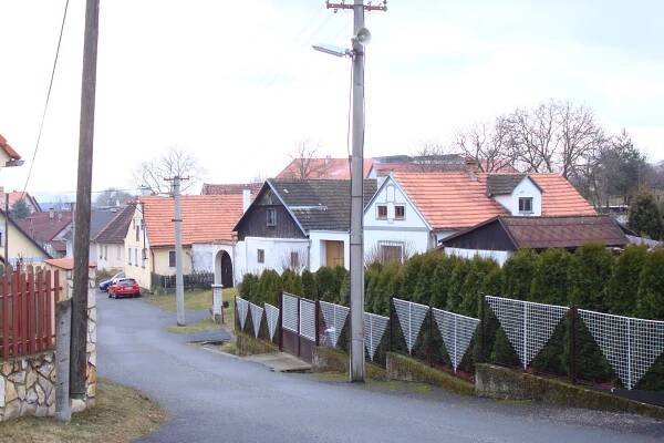 Soubor:Chvalovice, domy v obci.jpg – Wikipedie