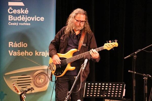 Radek Tomášek s kapelou Simply The Four zahrál v rozhlase to nejlepší z repertoáru | České Budějovice