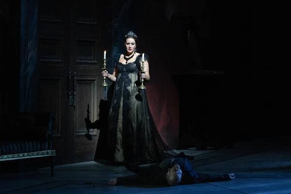 Lise Davidsen jako Tosca. Pokračují přenosy z newyorské Metropolitní