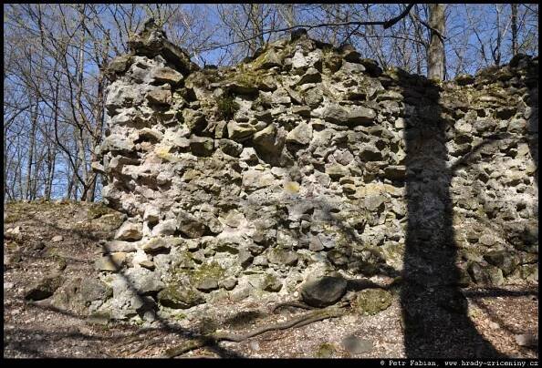 Luchtov – Pustý hrad – strážní věž / hrady-zriceniny.cz