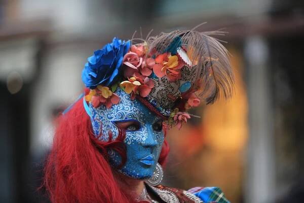 Benátky pobláznil legendární karneval. I svůdník Casanova by se červenal