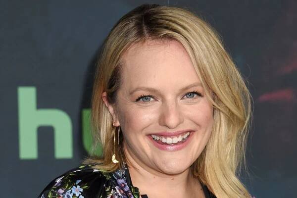 Příběh služebnice stále čeká na své velké finále. Elisabeth Moss zatím točí jiné projekty a má čekat své první dítě