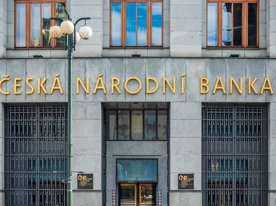 Ranní check: Úroková revoluce v Česku je na spadnutí. Poláci po volbách sčítají hlasy