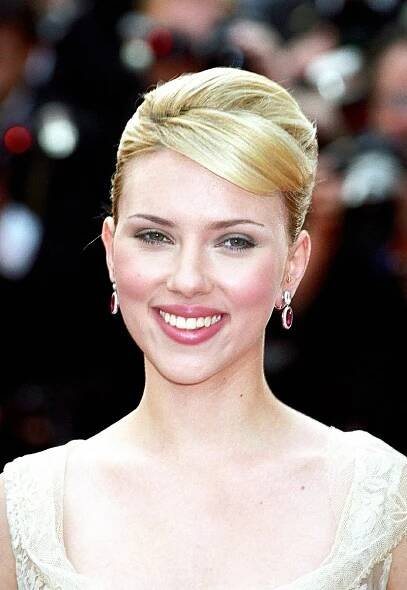 Hollywoodská herečka Scarlett Johansson předvedla své kypré tělo a nového přítele