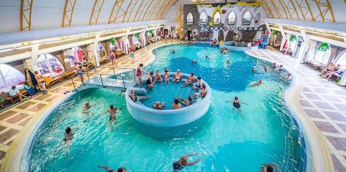 Najlepšie vodné parky na Slovensku: Tobogany, wellness aj luxusné ubytovanie – kam sa vyberiete?