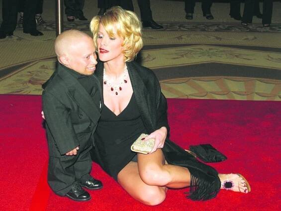 Trpasličí herec Verne Troyer je sexuální mlátička