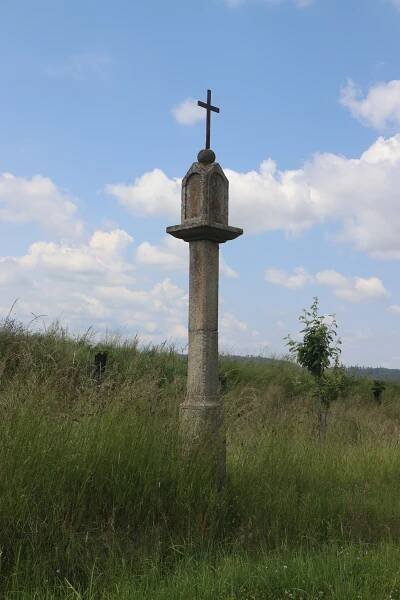 Soubor:Overview of column shrines near Louka, Jemnice, Třebíč District.jpg