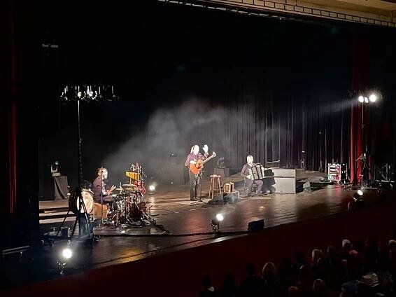 FOTO: Jarek Nohavica na koncertě rozehrál srdce Hradečáků