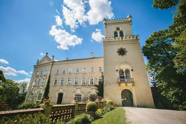 Zámek Chyše oplýval mimořádně vzdělanými předky. Pobýval tu i Čapek. Lažanští ho koupili v roce 1996 | Střední Čechy