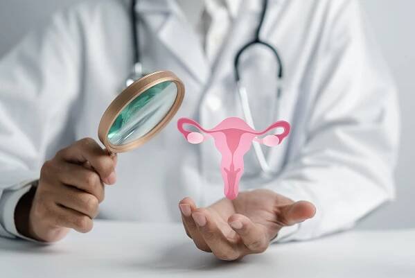 Lékař v bílém plášti vyšetření dělohy reprodukční systém, zdraví žen, PCOS, léčba rakoviny vaječníků a vyšetření, Zdravý ženský koncept. — Stock obrázek