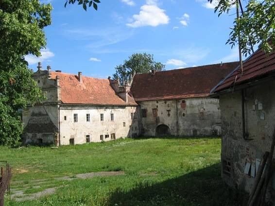 Turistické listy | Zpustlý renesanční zámek stojí v Mokrosukách | Místopis