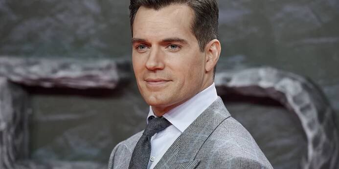 Z hvězdy Zaklínače bude táta! Herec Henry Cavill a jeho přítelkyně Natalie Viscuso čekají první dítě