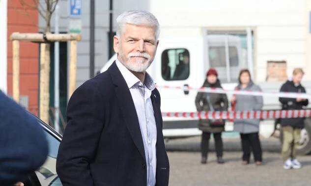 Na Děčínsku čekaly na Pavla stovky lidí, jako dárek si odvezl také fotku požáru