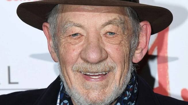 Láska s kolegou o 54 let mladším Gandalfovi nevyšla. Ian McKellen je single - Super.cz