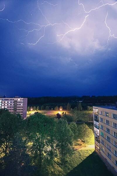 Večerní bouřka si včera v kraji nevyžádala žádné zranění osob. Hasičům bylo nahlášeno 124 událostí