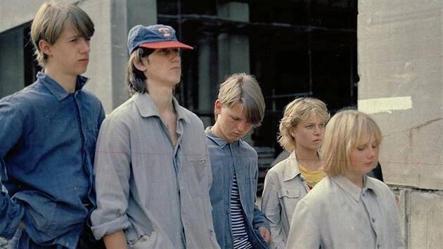 Jiří Langmajer, Jan Antonín Duchoslav, Kateřina Pindejová a Alice Chrtková v seriálu Třetí patro (1985)