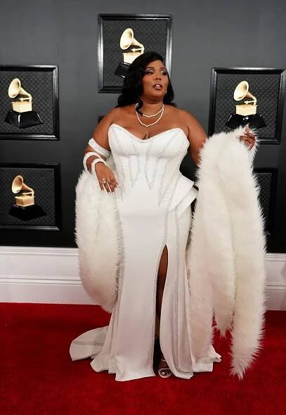 Zatraceně dobrá volba. Královnou červeného koberce Grammy byla Lizzo