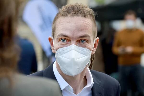 Živě: Piráti si na sjezdu volí vedení. Bartoš obhájil pozici předsedy