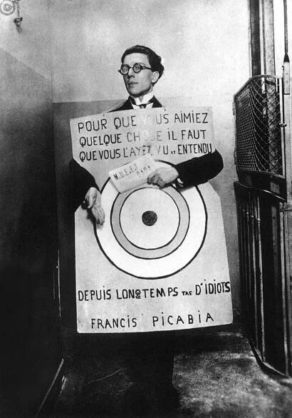 André Breton ako človek sendvič na plagáte...