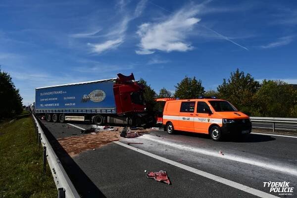 Po střetu dvou kamionů na dálnici D5 vyprošťovali hasiči jednoho z řidičů, do nemocnice ho transportoval vrtulník LZS