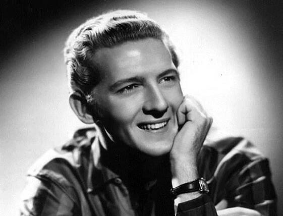 Rock'n'rolly hrál na piano i nohama. Jerry Lee Lewis slaví osmdesátiny