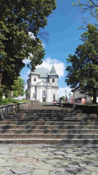 Cesta ke kostelu po schodech