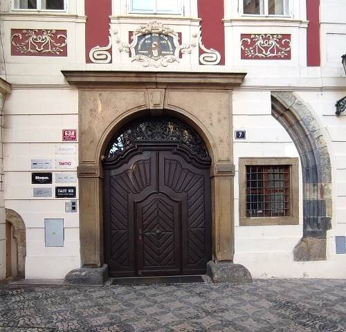 Soubor:Dům U Božího oka portál.jpg – Wikipedie
