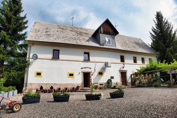 Kemp na Liberecku se super zázemím: stany, mobilhomy, chatky i rekreační domy, bazén, spousta zábavy i restaurace