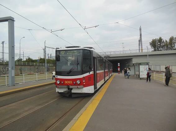 Soubor:Praha, Nádraží Holešovice, tramvajová zastávka (02).jpg
