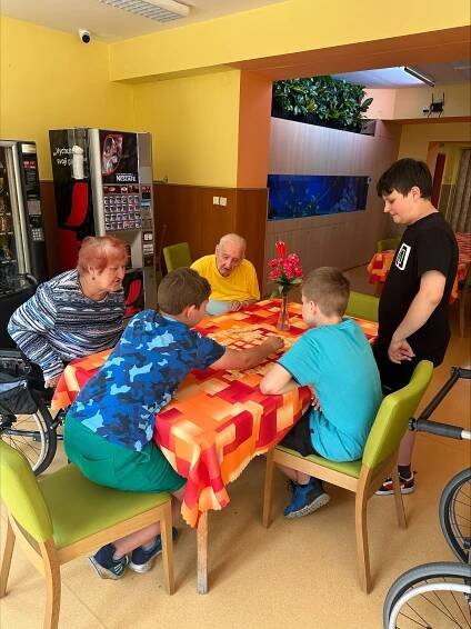Vyhrál! Já taky! Děti a senioři společně a zároveň i proti sobě v „plném boji“. | Domov Iris