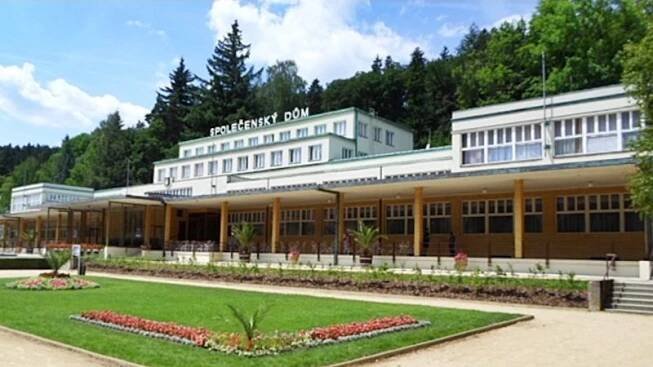 Opilý mladík hrubě napadl dvojici bratrů a jednoho zranil
