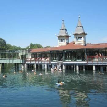 Jezero Hévíz je největší přírodní termální jezero na světě