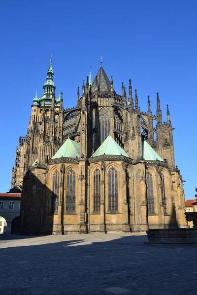 Monumentální monografie představuje katedrálu svatého Víta od předrománské rotundy až do 20. století