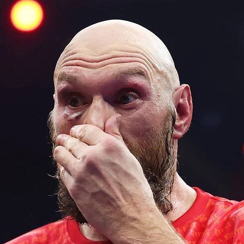 Tyson Fury abruptly leaves ring to avoid interview after losing to Oleksandr Usyk again