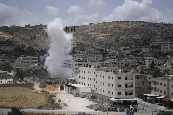 Při střetech na Západním břehu zahynuli čtyři Palestinci. Izraelci netradičně nasadili bojový vrtulník
